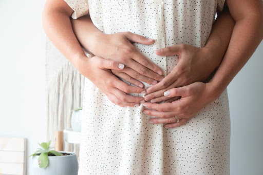 tripa de embarazada con manos